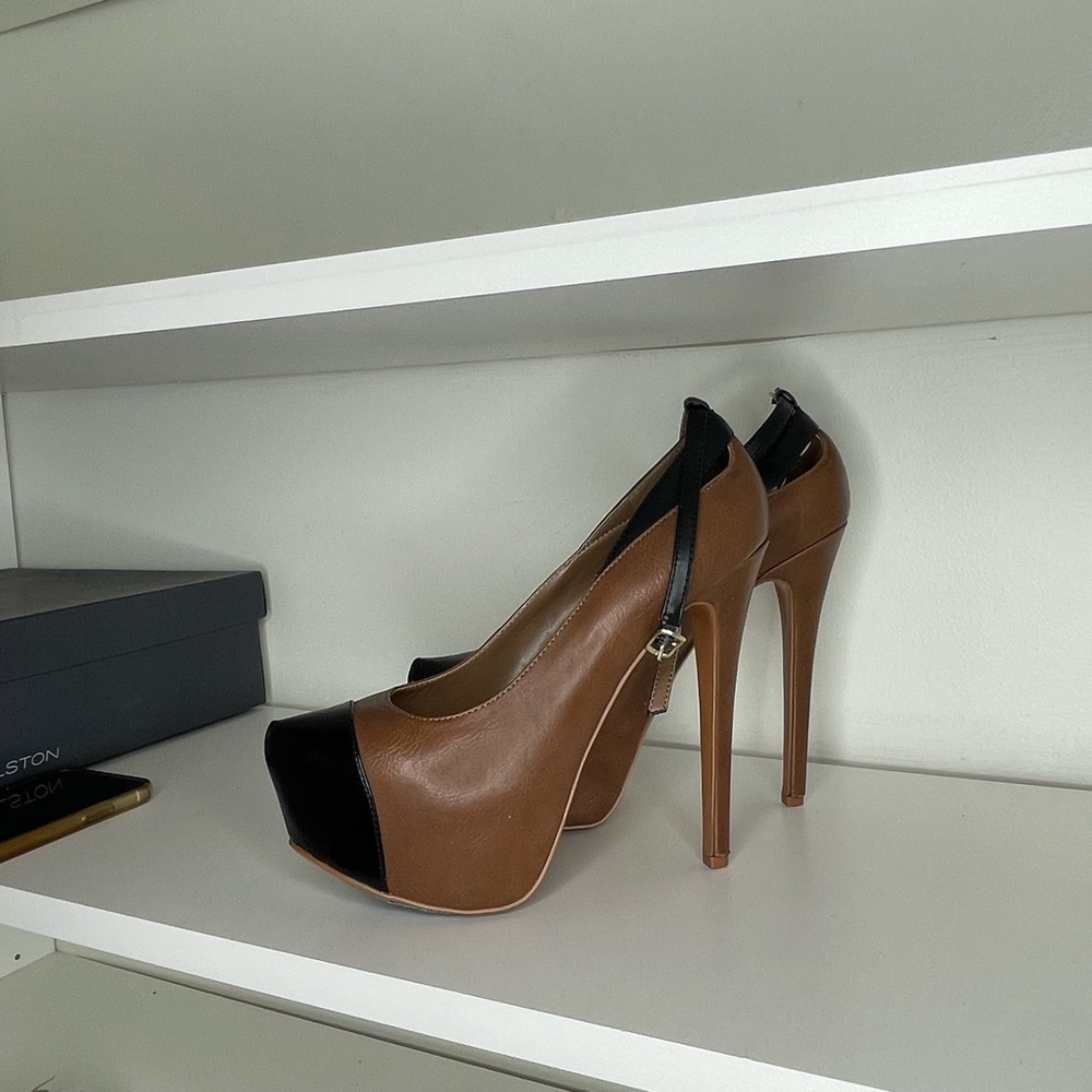 H by Halston Melanie | Tan & Black Platform Pumps Sz. 8.5